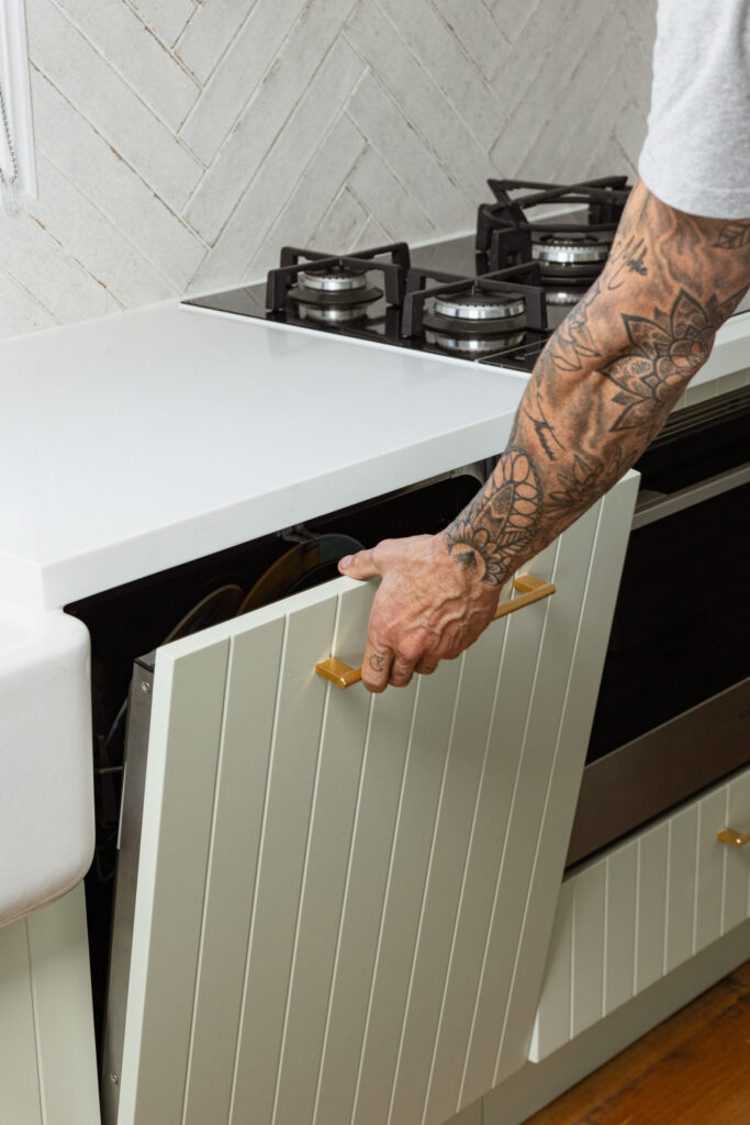 A dishwasher hidden behind a modern façade